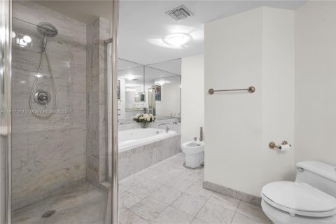 Снять в аренду кондоминиум в Серфсайд, Флорида 2 спальни, 108.7м2, № 1972215 - фото 13