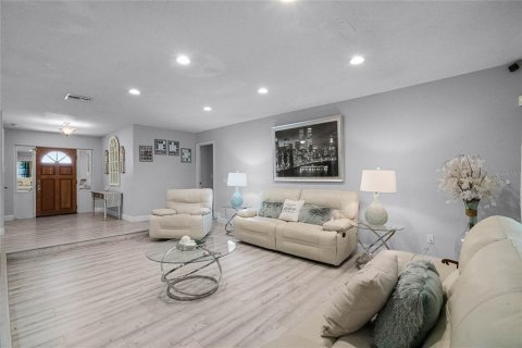 House in Maitland, Florida 4 bedrooms, 233.93 sq.m. № 1528670 - photo 6