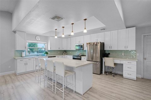 House in Maitland, Florida 4 bedrooms, 233.93 sq.m. № 1528670 - photo 12