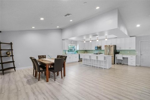 House in Maitland, Florida 4 bedrooms, 233.93 sq.m. № 1528670 - photo 18