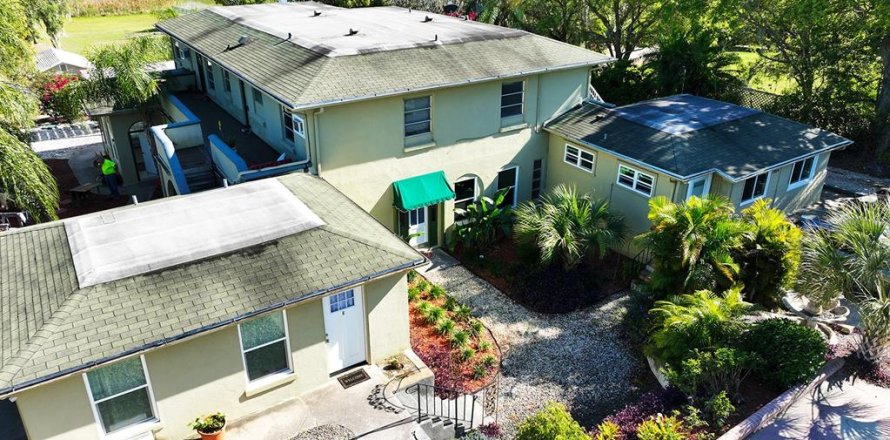 Commercial property in Lake Wales, Florida 6 bedrooms, 396.14 sq.m. № 1089577