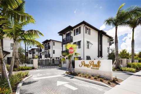 Touwnhouse à louer à Pinecrest, Floride: 4 chambres, 265.51 m2 № 1638906 - photo 1