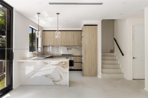 Touwnhouse à louer à Pinecrest, Floride: 4 chambres, 265.51 m2 № 1638906 - photo 6