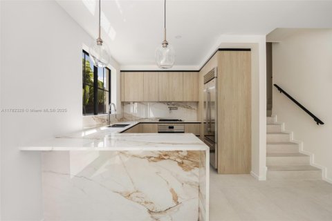 Touwnhouse à louer à Pinecrest, Floride: 4 chambres, 265.51 m2 № 1638906 - photo 7