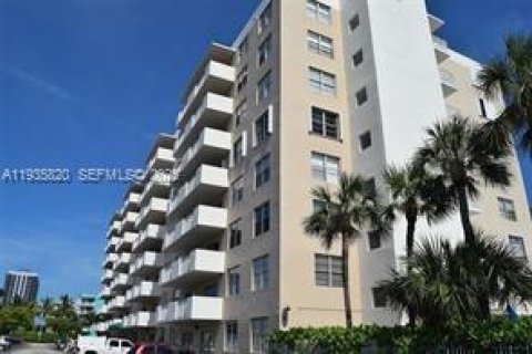 Condo in North Bay Village, Florida, 1 bedroom  № 1994402 - photo 2