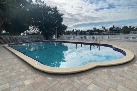 Condo in North Bay Village, Florida, 1 bedroom  № 1994402 - photo 13