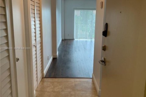 Condo in North Bay Village, Florida, 1 bedroom  № 1994402 - photo 3