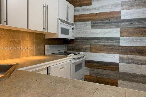 Condo in North Bay Village, Florida, 1 bedroom  № 1994402 - photo 5