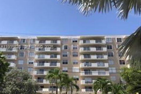 Condo in North Bay Village, Florida, 1 bedroom  № 1994402 - photo 1