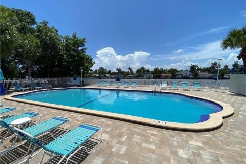 Condo in North Bay Village, Florida, 1 bedroom  № 1994402 - photo 10