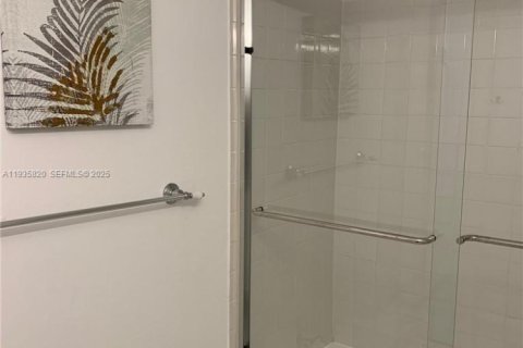 Condo in North Bay Village, Florida, 1 bedroom  № 1994402 - photo 8