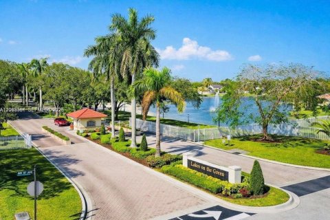 Villa ou maison à vendre à Hialeah, Floride: 3 chambres, 179.86 m2 № 2348637 - photo 17