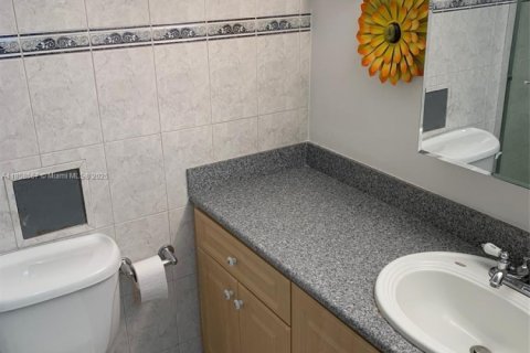 Condo in Miami Beach, Florida, 2 bedrooms  № 1882091 - photo 12