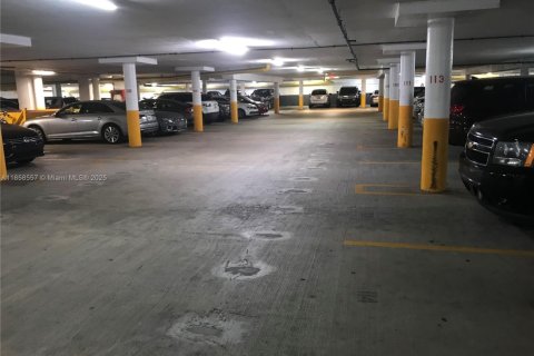 Condo in Miami Beach, Florida, 2 bedrooms  № 1882091 - photo 29