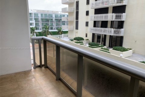 Condo in Miami Beach, Florida, 2 bedrooms  № 1882091 - photo 15