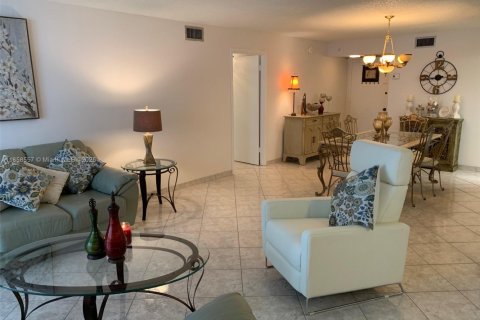 Condo in Miami Beach, Florida, 2 bedrooms  № 1882091 - photo 8