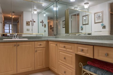 Condo in Miami Beach, Florida, 2 bedrooms  № 1882091 - photo 9