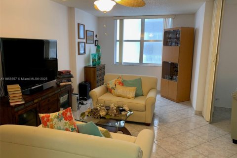 Condo in Miami Beach, Florida, 2 bedrooms  № 1882091 - photo 14