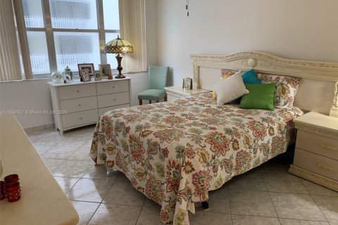 Condo in Miami Beach, Florida, 2 bedrooms  № 1882091 - photo 11