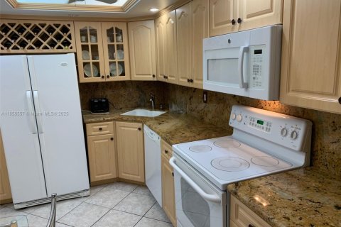 Condo in Miami Beach, Florida, 2 bedrooms  № 1882091 - photo 3