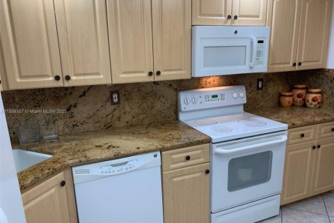 Condo in Miami Beach, Florida, 2 bedrooms  № 1882091 - photo 5