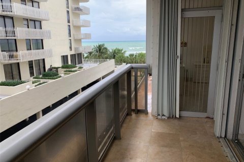 Condo in Miami Beach, Florida, 2 bedrooms  № 1882091 - photo 16