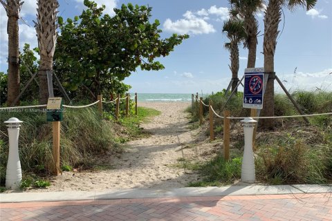 Condo in Miami Beach, Florida, 2 bedrooms  № 1882091 - photo 21