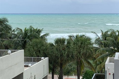 Condo in Miami Beach, Florida, 2 bedrooms  № 1882091 - photo 17