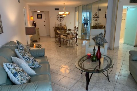 Condo in Miami Beach, Florida, 2 bedrooms  № 1882091 - photo 7