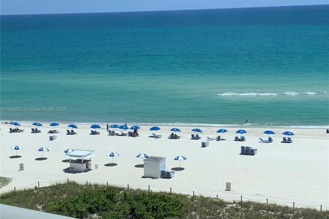 Condo in Miami Beach, Florida, 2 bedrooms  № 1882091 - photo 1