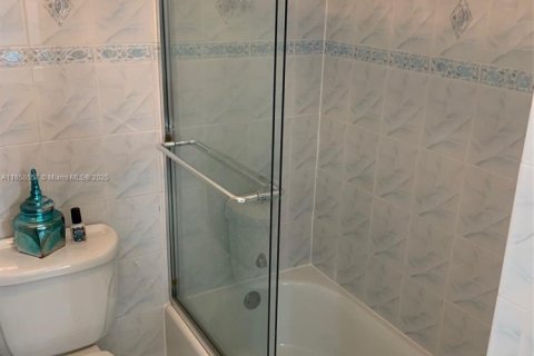 Condo in Miami Beach, Florida, 2 bedrooms  № 1882091 - photo 10