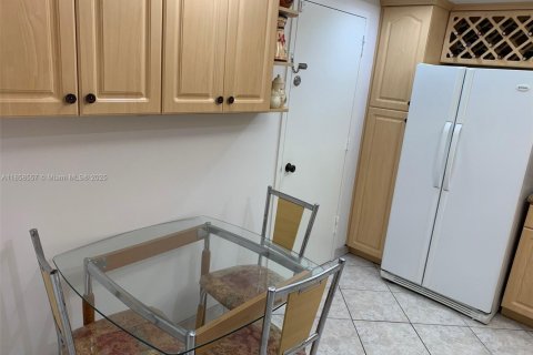 Condo in Miami Beach, Florida, 2 bedrooms  № 1882091 - photo 4