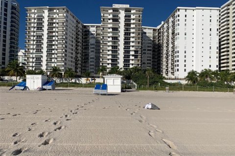 Condo in Miami Beach, Florida, 2 bedrooms  № 1882091 - photo 2