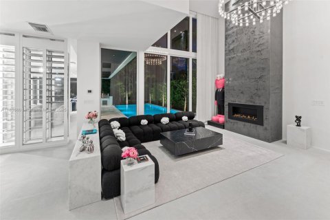 House in Miami Beach, Florida 3 bedrooms, 328.32 sq.m. № 1939115 - photo 10