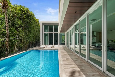 House in Miami Beach, Florida 3 bedrooms, 328.32 sq.m. № 1939115 - photo 20
