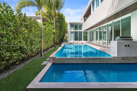 House in Miami Beach, Florida 3 bedrooms, 328.32 sq.m. № 1939115 - photo 24