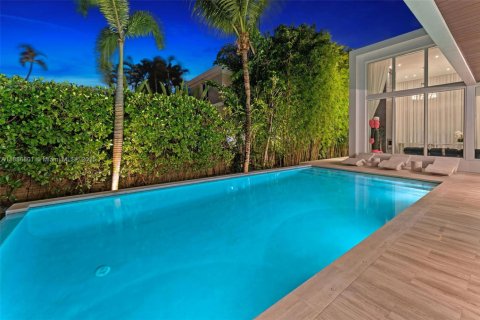 House in Miami Beach, Florida 3 bedrooms, 328.32 sq.m. № 1939115 - photo 21