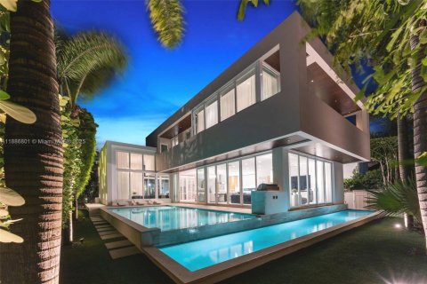 House in Miami Beach, Florida 3 bedrooms, 328.32 sq.m. № 1939115 - photo 1