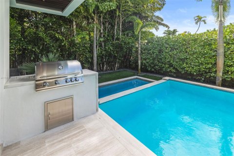 House in Miami Beach, Florida 3 bedrooms, 328.32 sq.m. № 1939115 - photo 19
