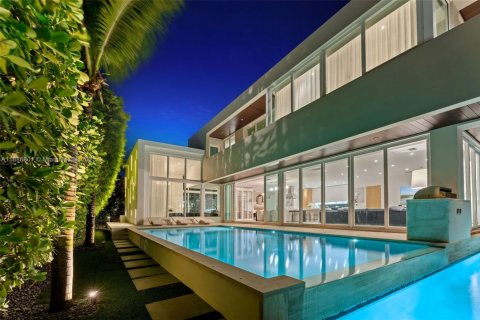 House in Miami Beach, Florida 3 bedrooms, 328.32 sq.m. № 1939115 - photo 22