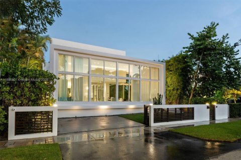 House in Miami Beach, Florida 3 bedrooms, 328.32 sq.m. № 1939115 - photo 2