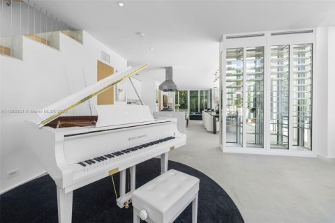 House in Miami Beach, Florida 3 bedrooms, 328.32 sq.m. № 1939115 - photo 14