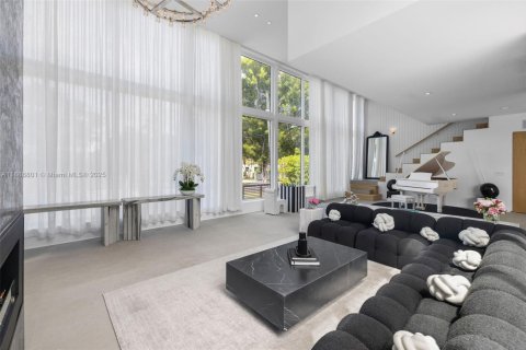 House in Miami Beach, Florida 3 bedrooms, 328.32 sq.m. № 1939115 - photo 8