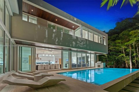 House in Miami Beach, Florida 3 bedrooms, 328.32 sq.m. № 1939115 - photo 17