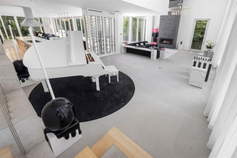 House in Miami Beach, Florida 3 bedrooms, 328.32 sq.m. № 1939115 - photo 15