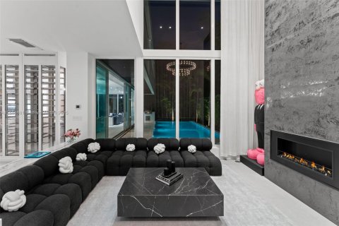 House in Miami Beach, Florida 3 bedrooms, 328.32 sq.m. № 1939115 - photo 7