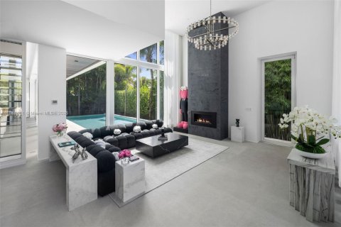 House in Miami Beach, Florida 3 bedrooms, 328.32 sq.m. № 1939115 - photo 9