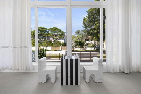 House in Miami Beach, Florida 3 bedrooms, 328.32 sq.m. № 1939115 - photo 13