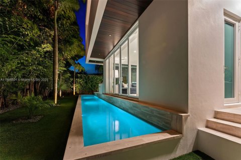 House in Miami Beach, Florida 3 bedrooms, 328.32 sq.m. № 1939115 - photo 26