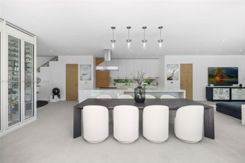 House in Miami Beach, Florida 3 bedrooms, 328.32 sq.m. № 1939115 - photo 30